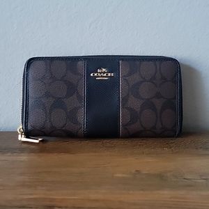 Coach accordion zip wallet in signature canvas